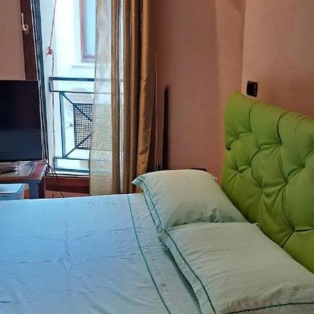 Live The History- A Due Passi Dal Castello Apartment Ferrara Bagian luar foto