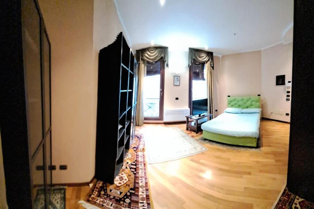 Live The History- A Due Passi Dal Castello Apartment Ferrara Bagian luar foto