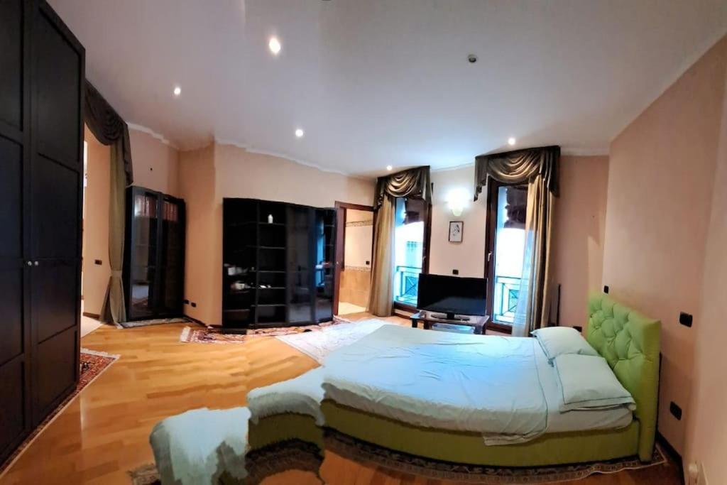 Live The History- A Due Passi Dal Castello Apartment Ferrara Bagian luar foto