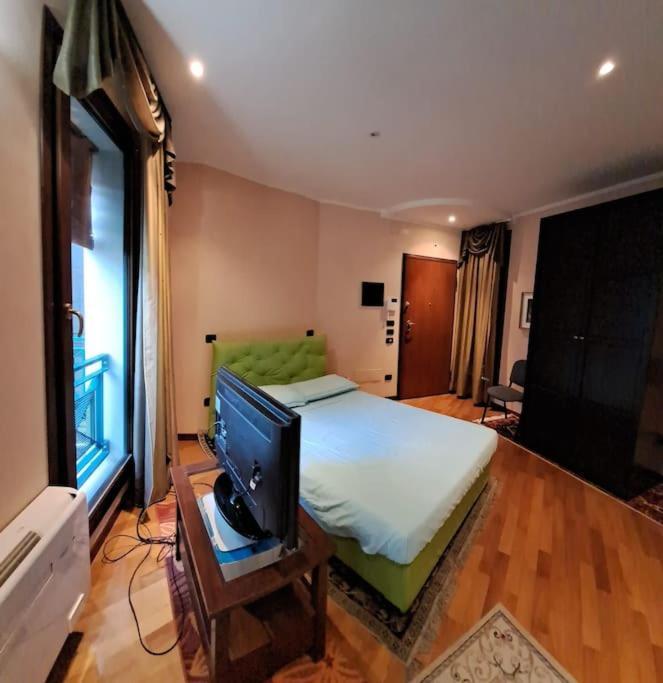 Live The History- A Due Passi Dal Castello Apartment Ferrara Bagian luar foto